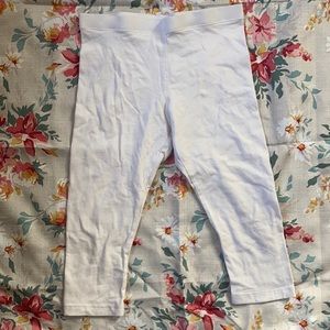 This is Capri leggings. The color is white. Size M (7-8)